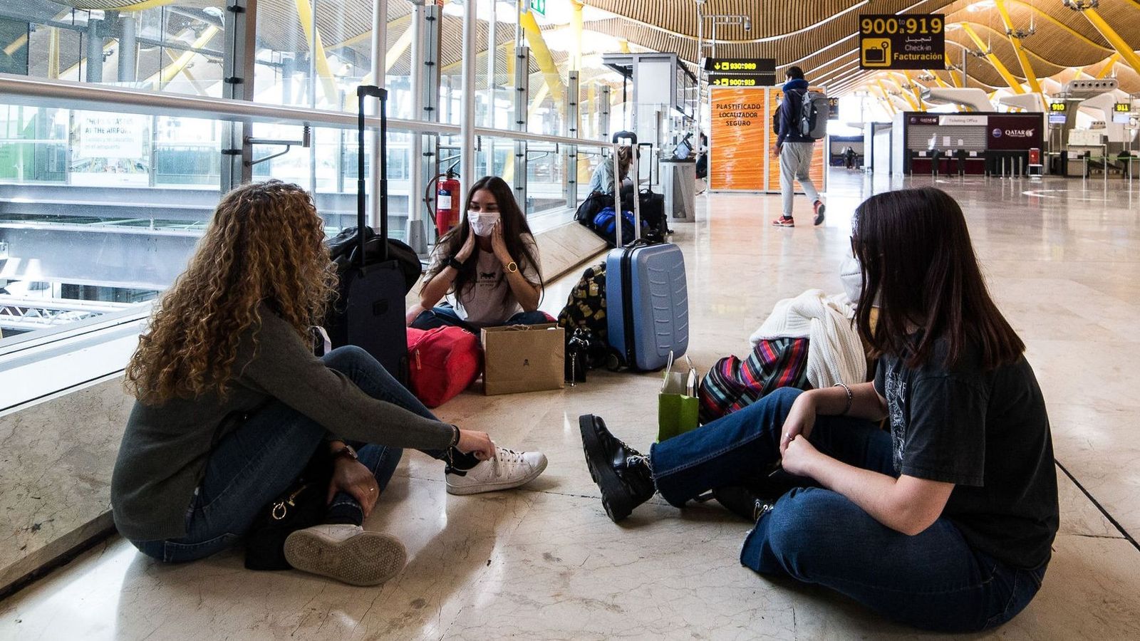 Imagen de archivo de unas jóvenes esperando en el aeropuerto.