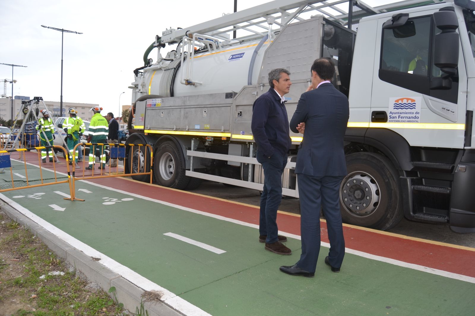 Romero y Trapero, junto al nuevo camión del servicio municipal de Aguas.