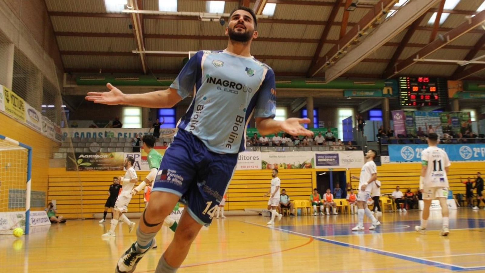 Cola celebra uno de los tantos de este curso.