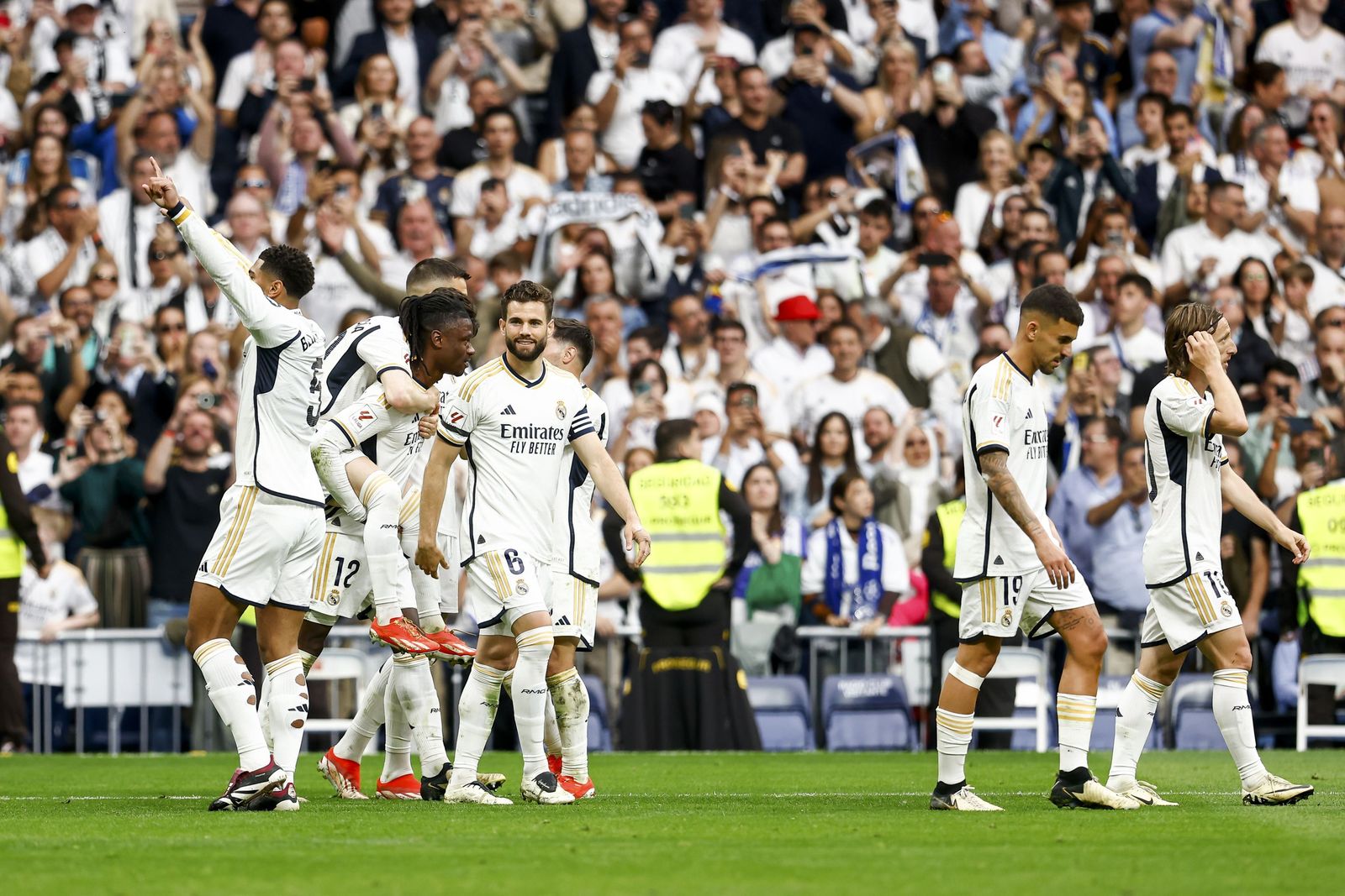 Los jugadores del Real Madrid celebran el segundo tanto ante el Cádiz.