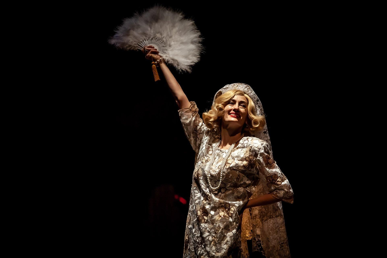 Amada Santos convertida en la peor cantante de ópera del mundo, Florence Foster