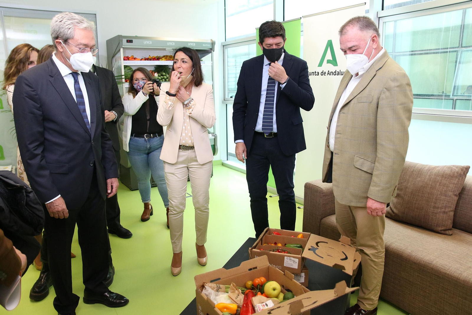 Fotogalería de la visita de Juan Marín a Kimitec, al PITA y a Unica Group