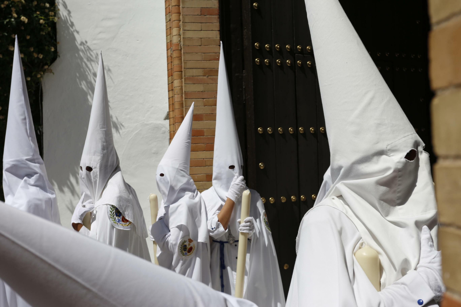 Nazarenos de la Hermandad de La Paz.
