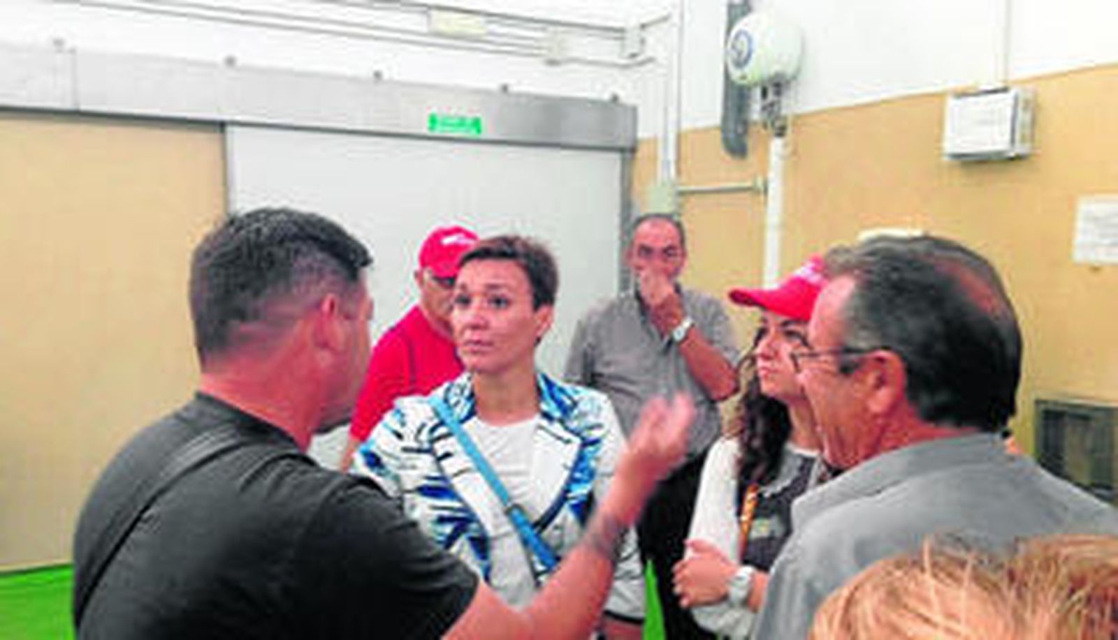 Araujo dialoga con pescadores en La Atunara.