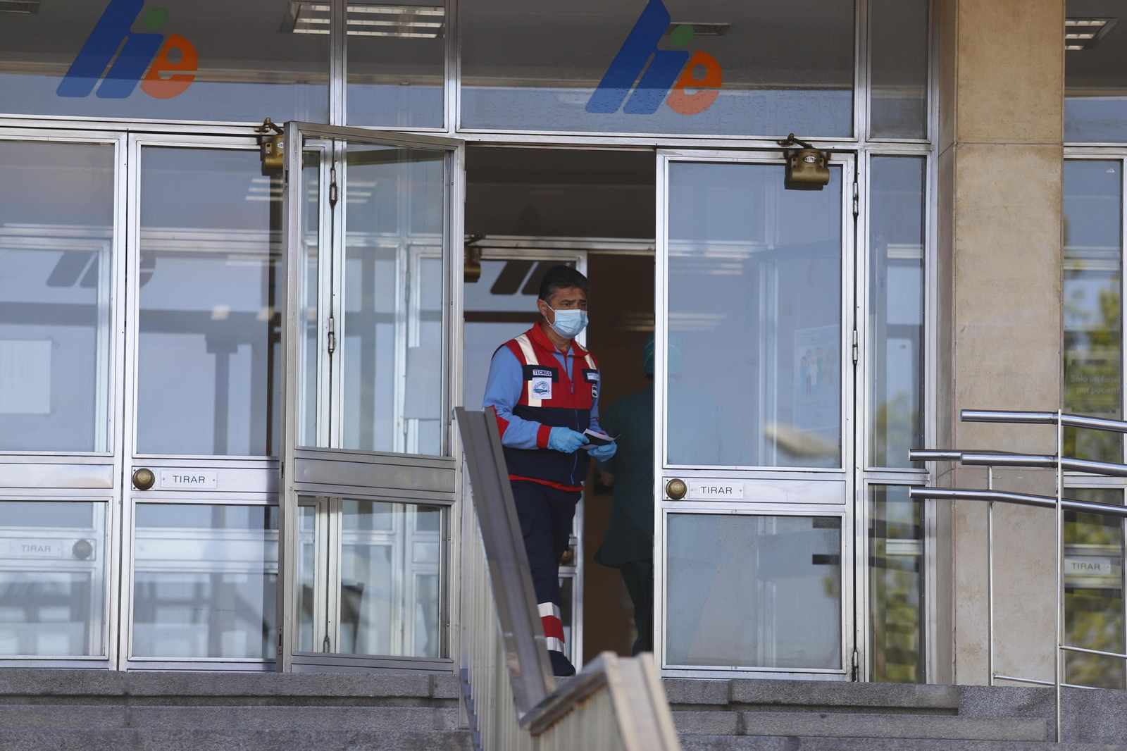 Un conductor de ambulancias, en la entrada del Infanta Elena de Huelva.