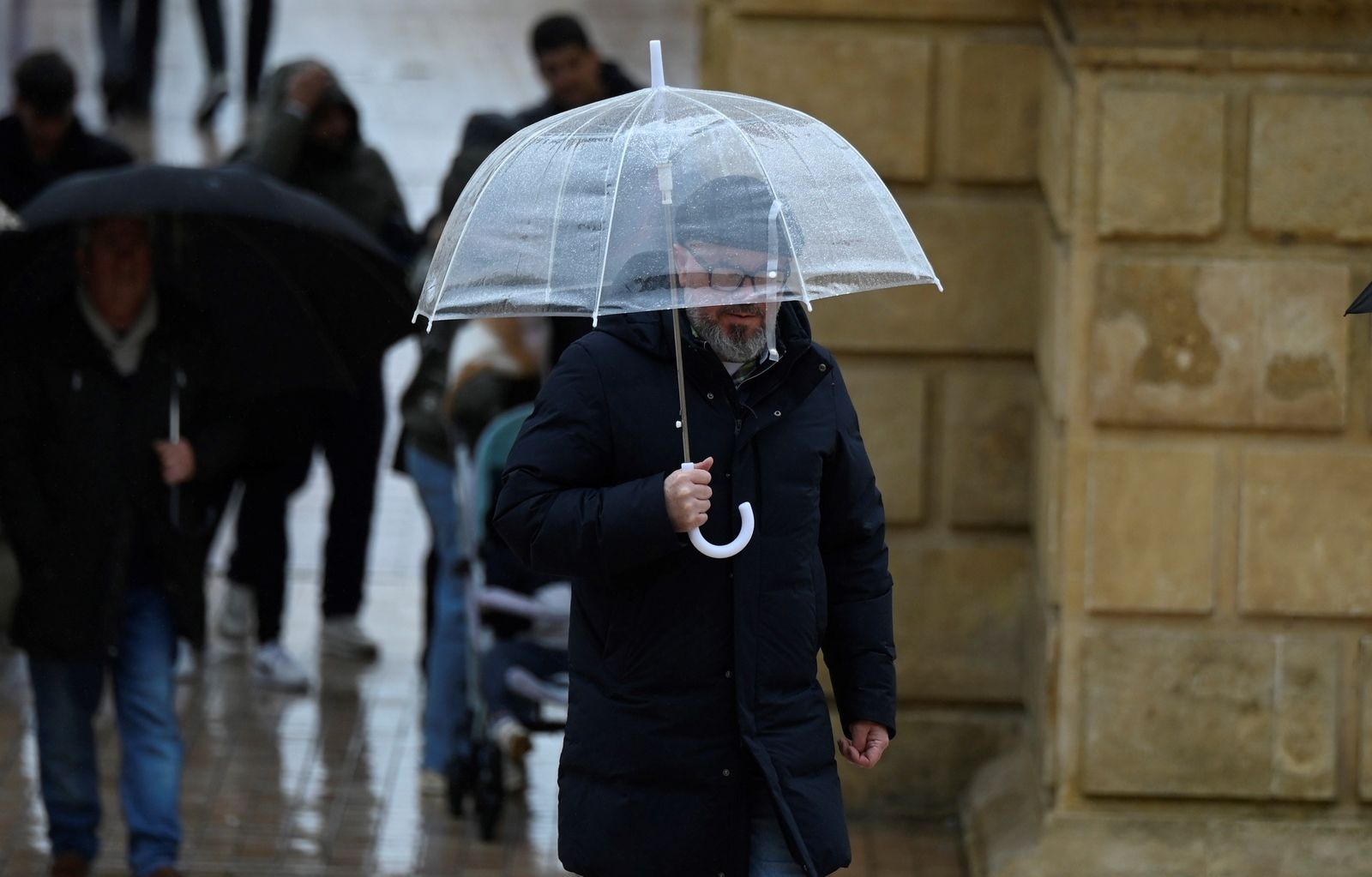 Una persona se protege de la lluvia con un paraguas en Córdoba.