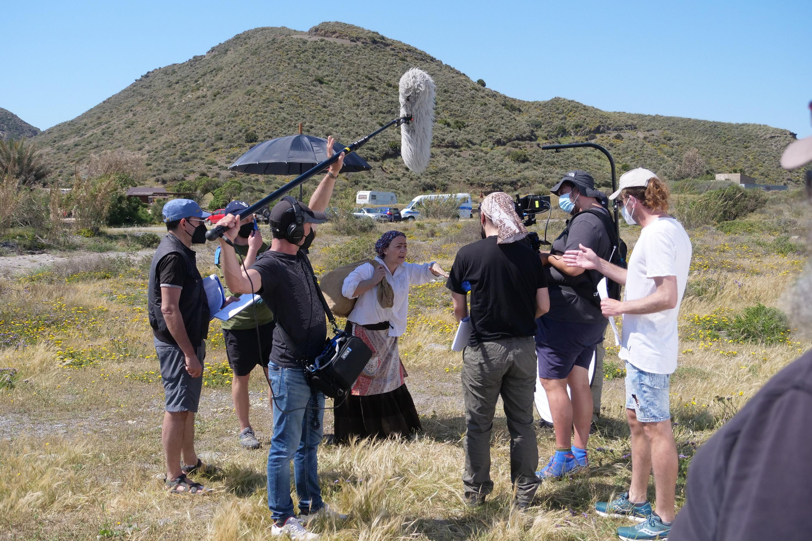 Escena del rodaje del corto ‘Enero del 66’ en la playa de Macenas de Mojácar.