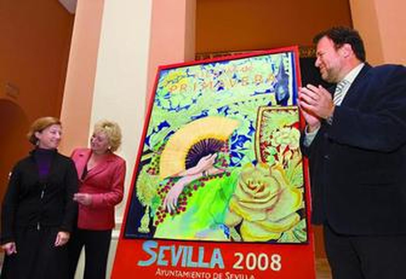 La autora del cartel, a la izquierda, con Rosamar Prieto y el alcalde.