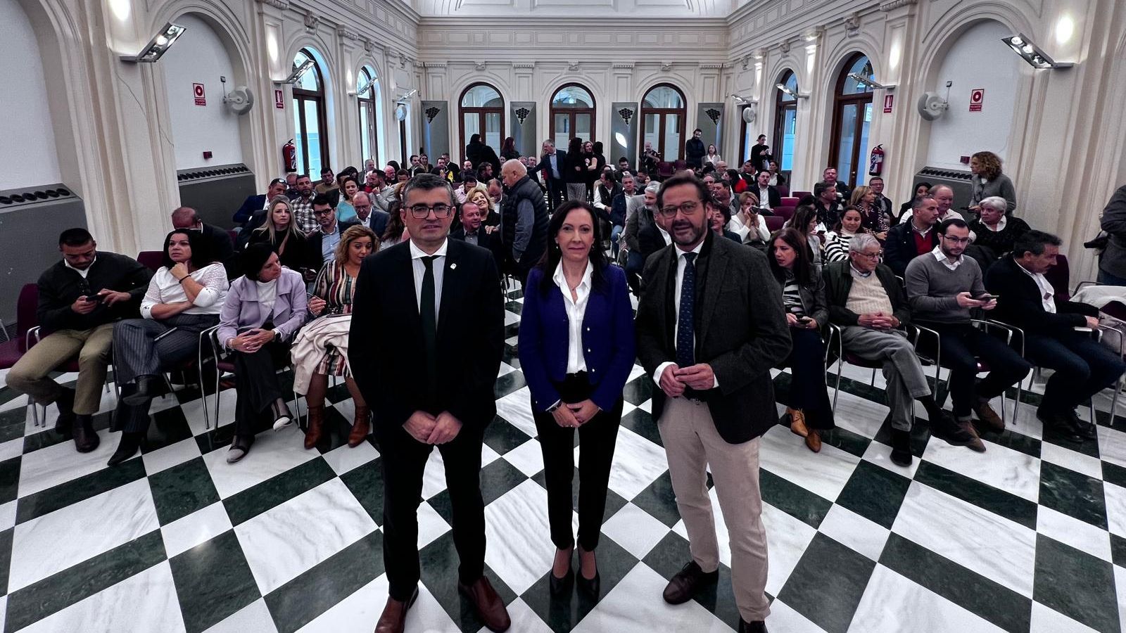 La secretaria general de Empresa y Trabajo Autónomo, Adolfina Martínez, y el delegado territorial de Empleo en Granada, Javier Martín Cañizares