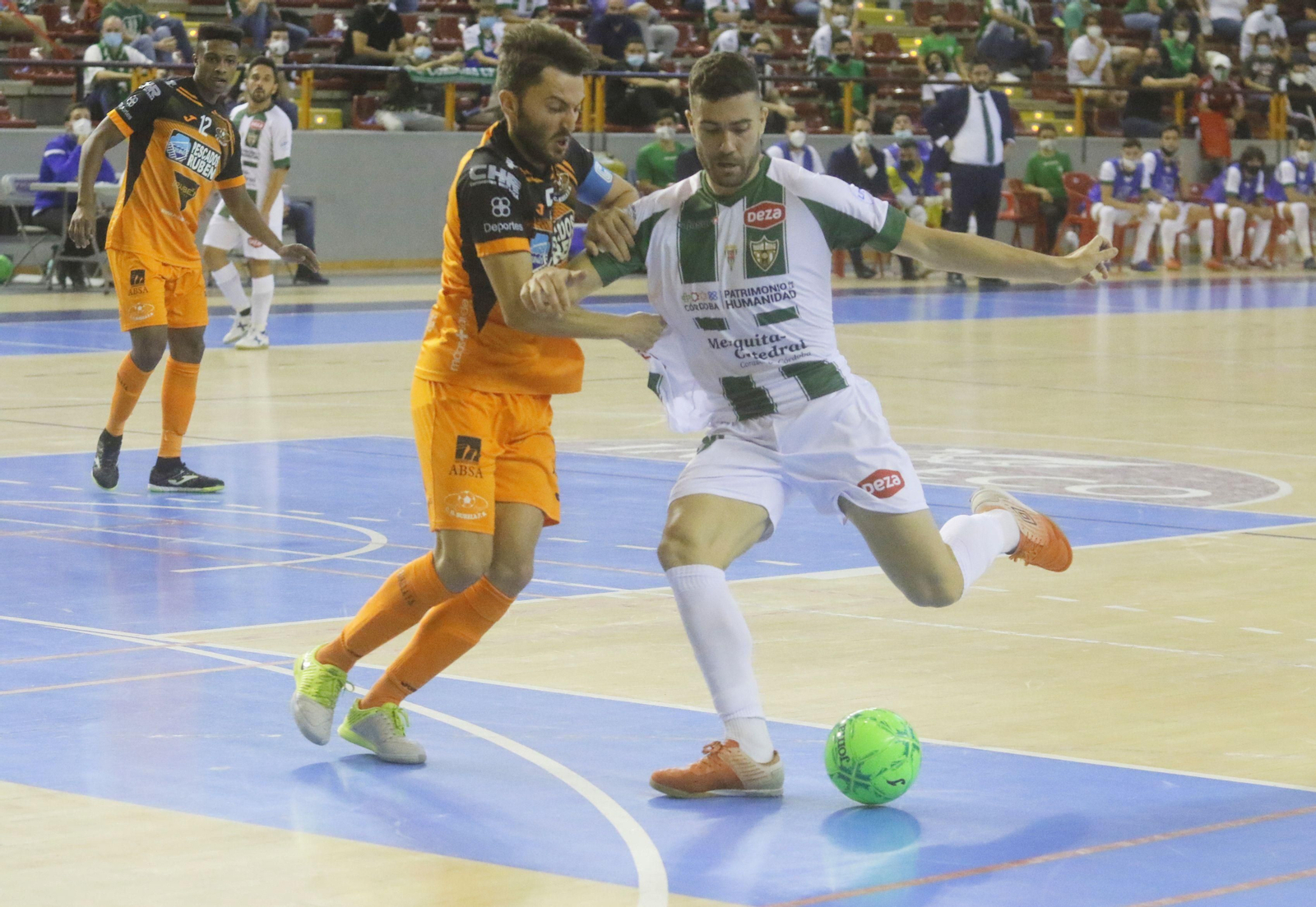 Las fotos del estreno liguero del Córdoba Futsal ante el Burela