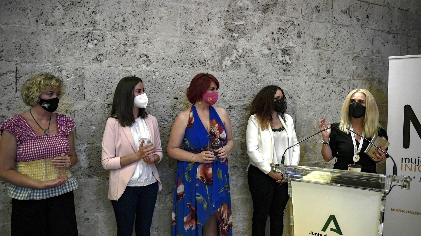 La presidenta Elisa Campoy con las tres mujeres galardonadas de la noche