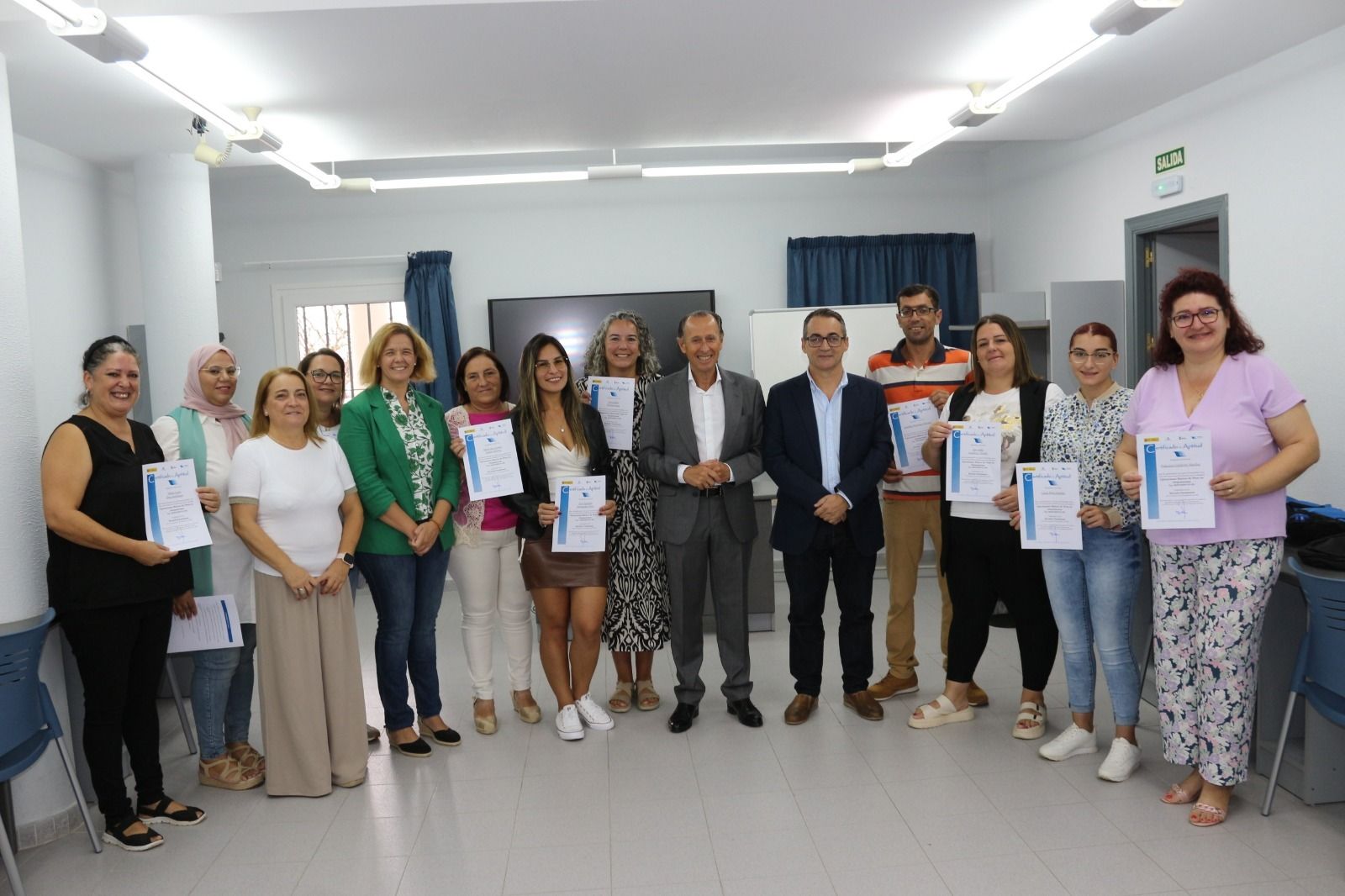 Alcalde y concejales, junto a las personas que han finalizado este curso.