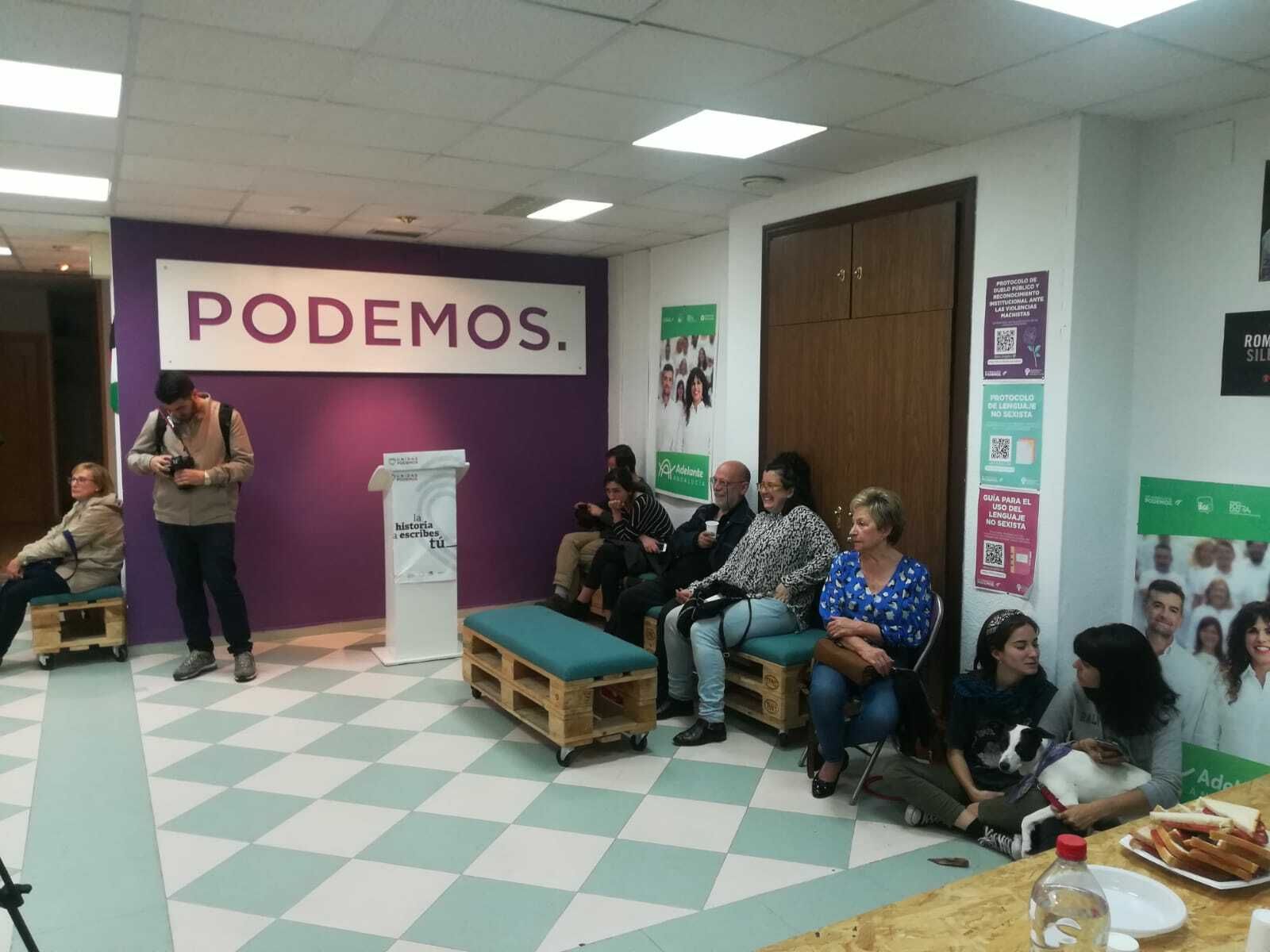 Espera en la sede de Unidas Podemos.
