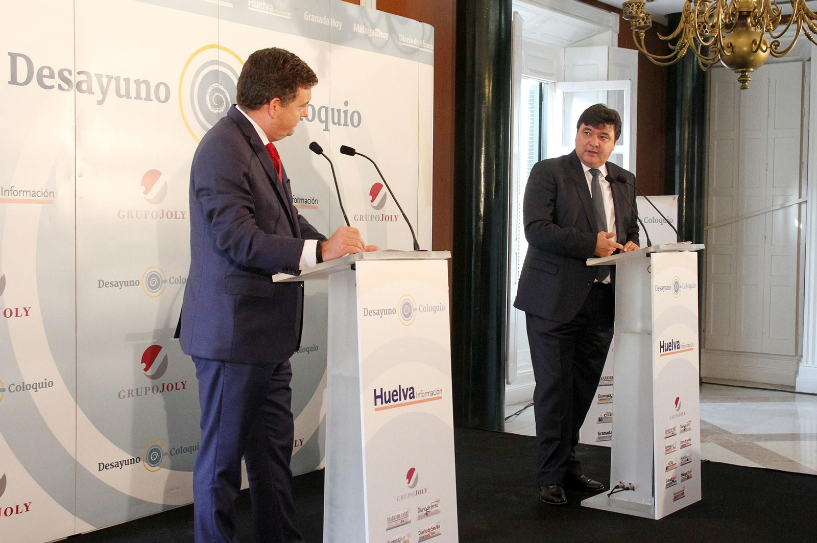 Imágenes de la conferencia y desayuno-coloquio de Gabriel Cruz, alcalde de Huelva