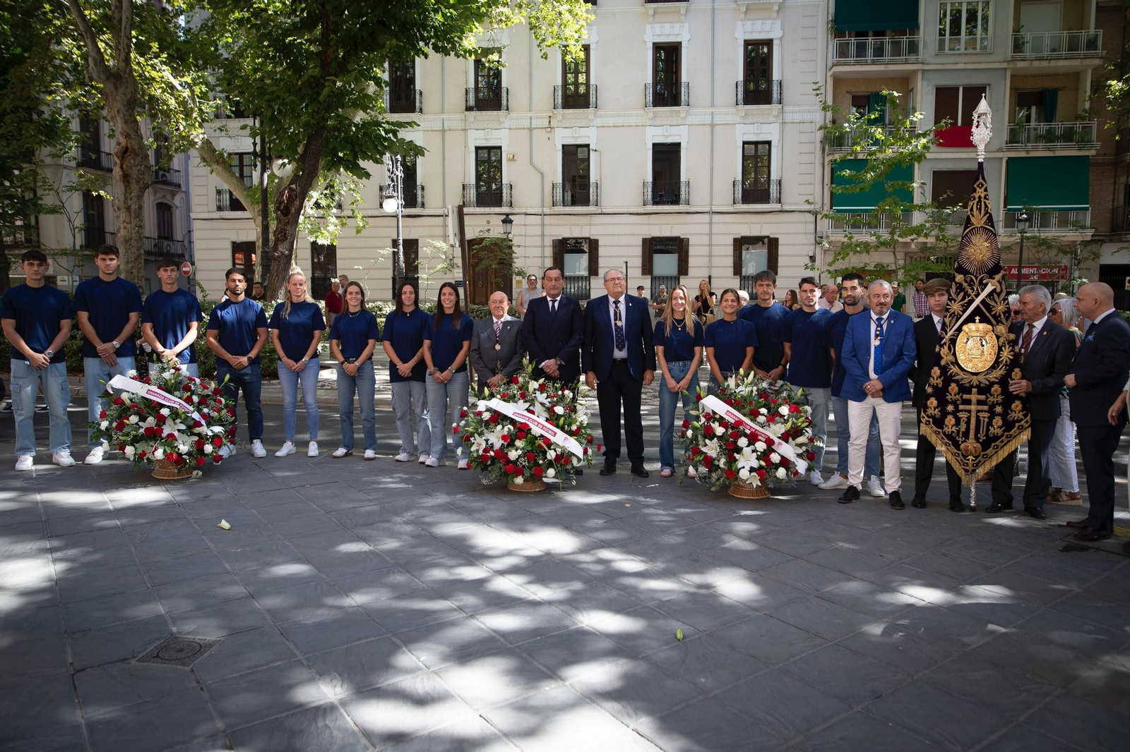 Las imágenes de la ofrenda del Granada CF a la Virgen de las Angustias