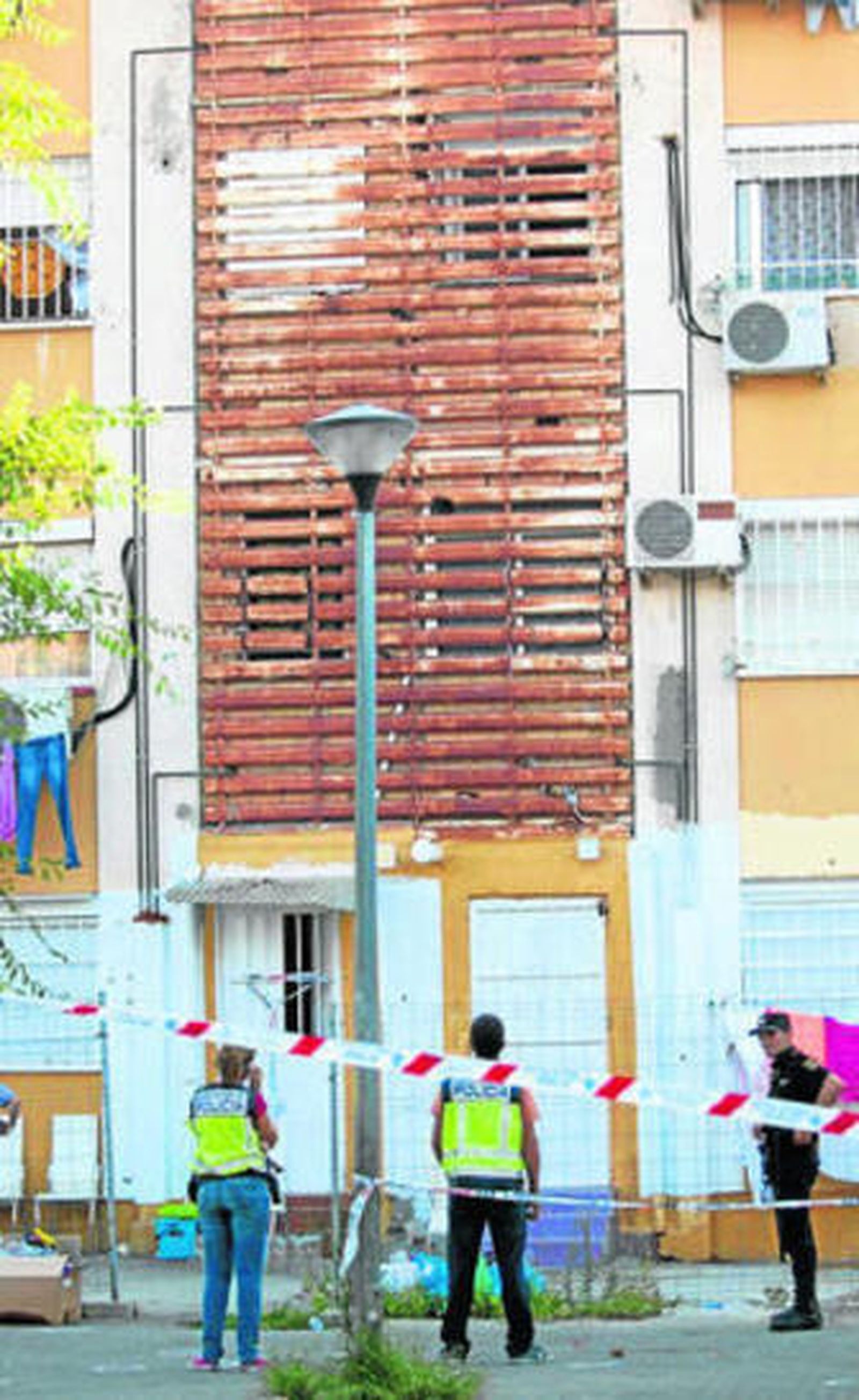 Varios agentes inspeccionan el escenario del tiroteo.