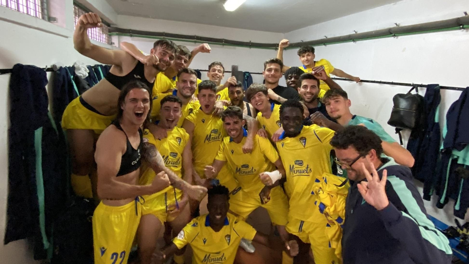 Los jugadores del Cádiz B celebran el triunfo en el vestuario del Juan Guedes.