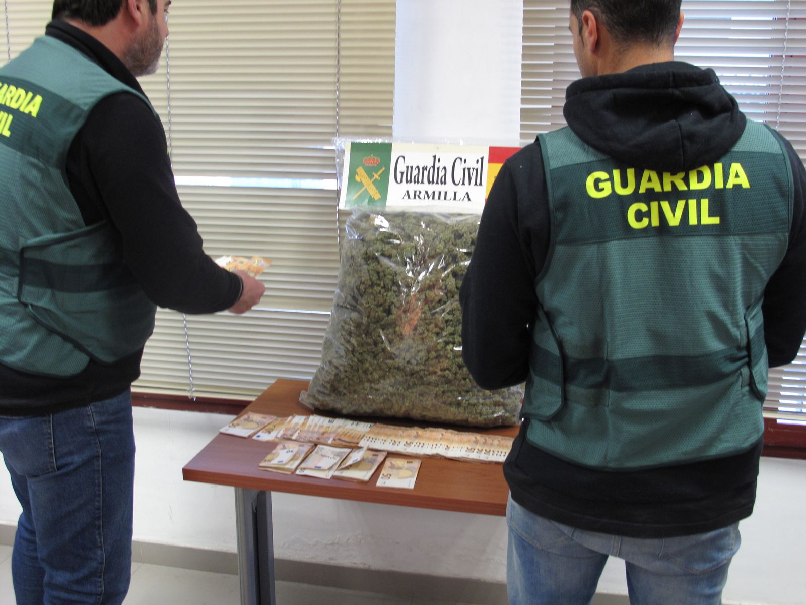 La marihuana intervenida a los dos detenidos en un control de tráfico en Granada.