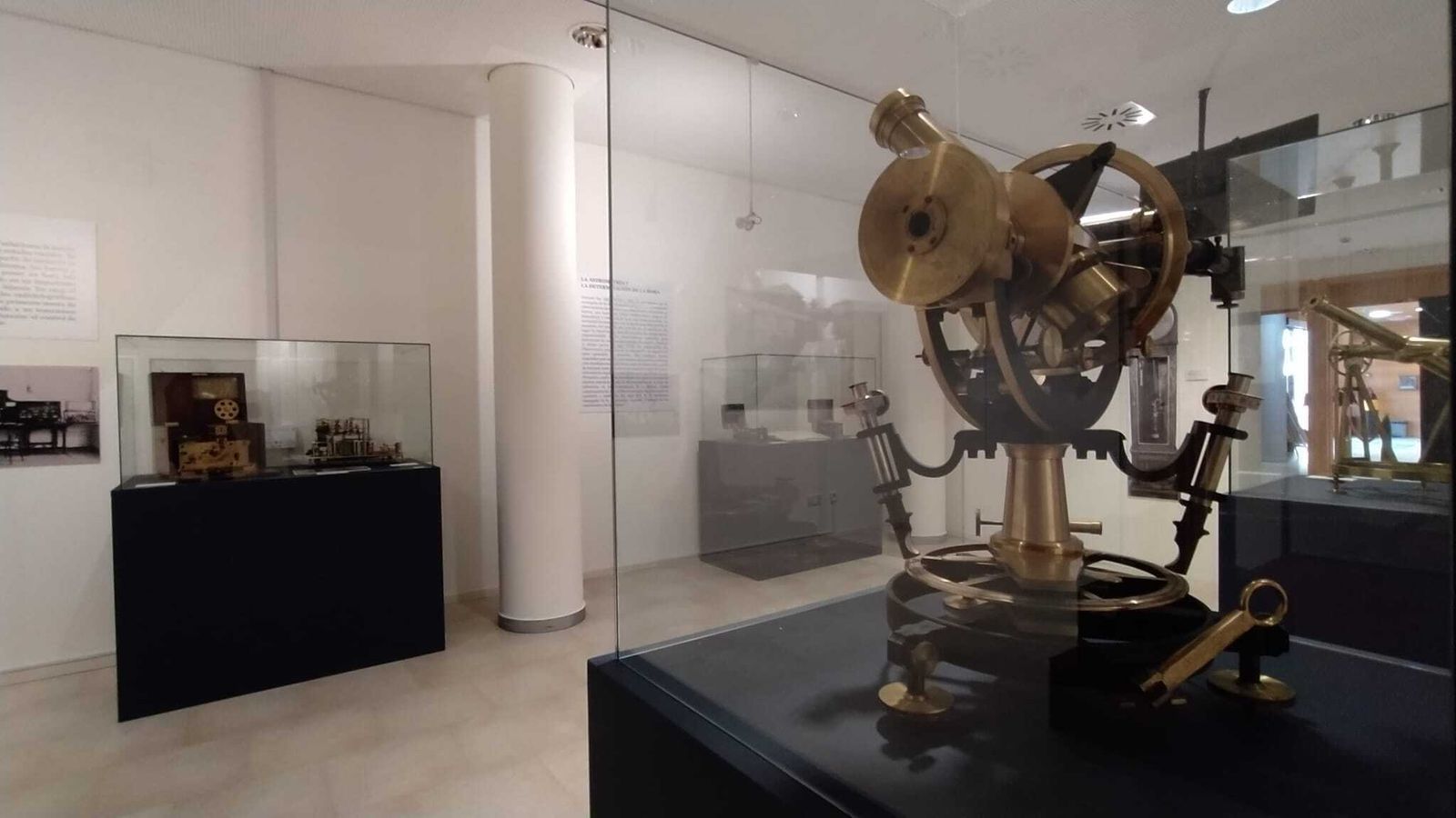 Teodolito astronómico, expuesto junto a otros elementos en el Museo Naval.
