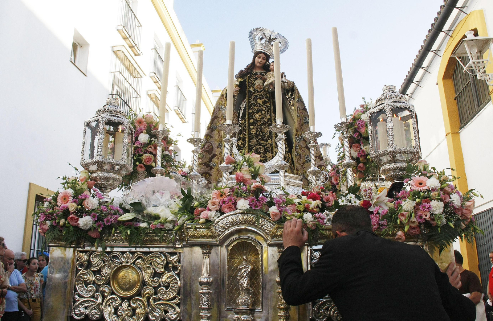 La imagen de la Virgen del Carmen. La imagen de la Virgen del Carmen.