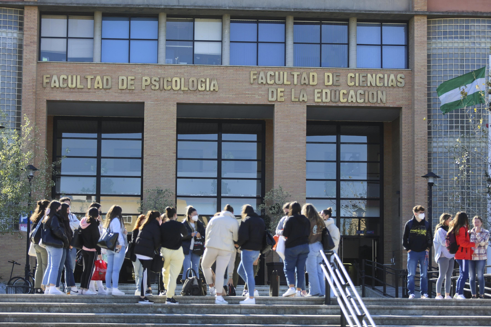 Alumnos en la puerta de la Facultad de Ciencias de la Educación el pasado curso. Alumnos en la puerta de la Facultad de Ciencias de la Educación el pasado curso.