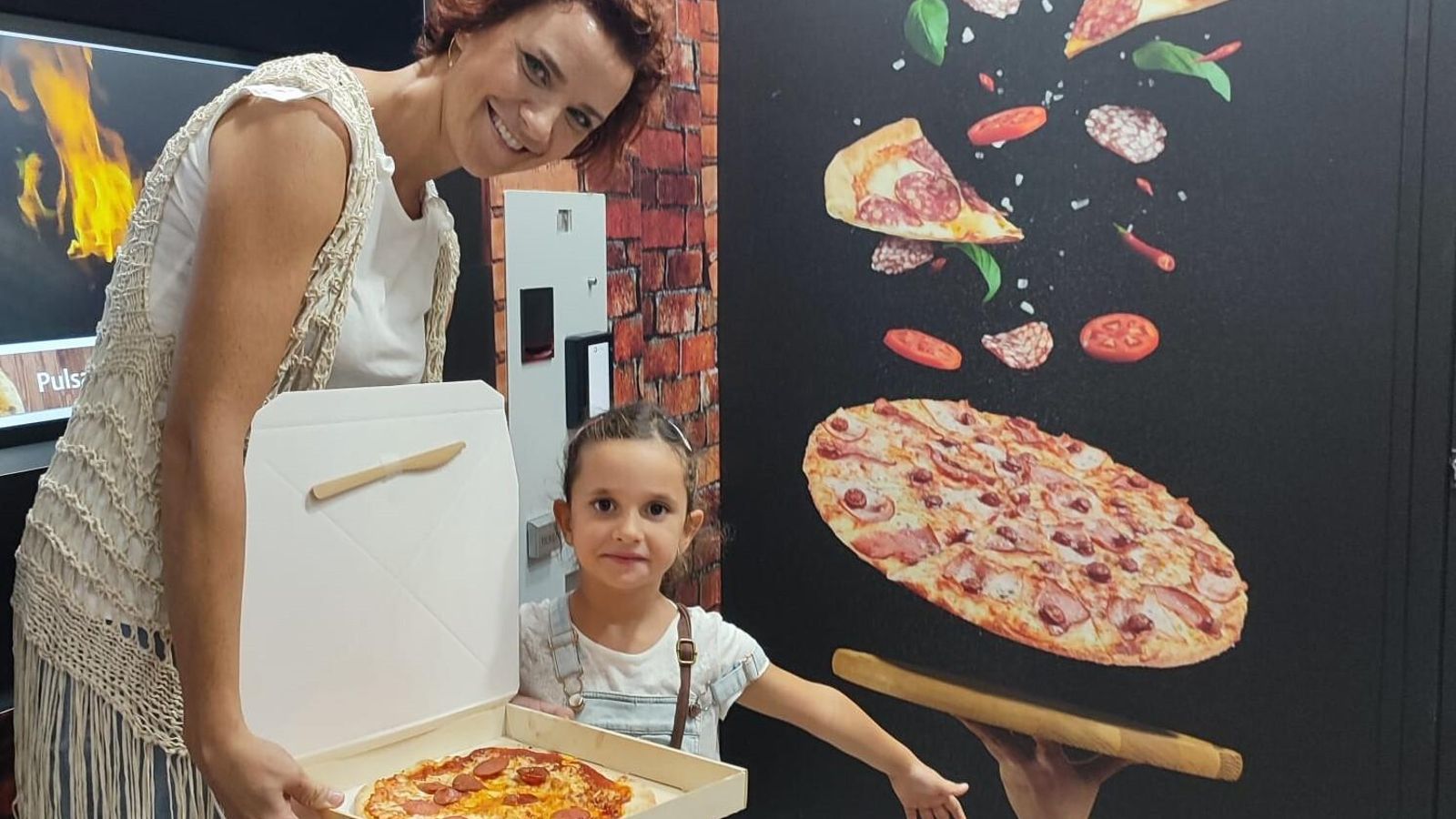 Una madre y su hija disfrutan de una de las pizzas express.