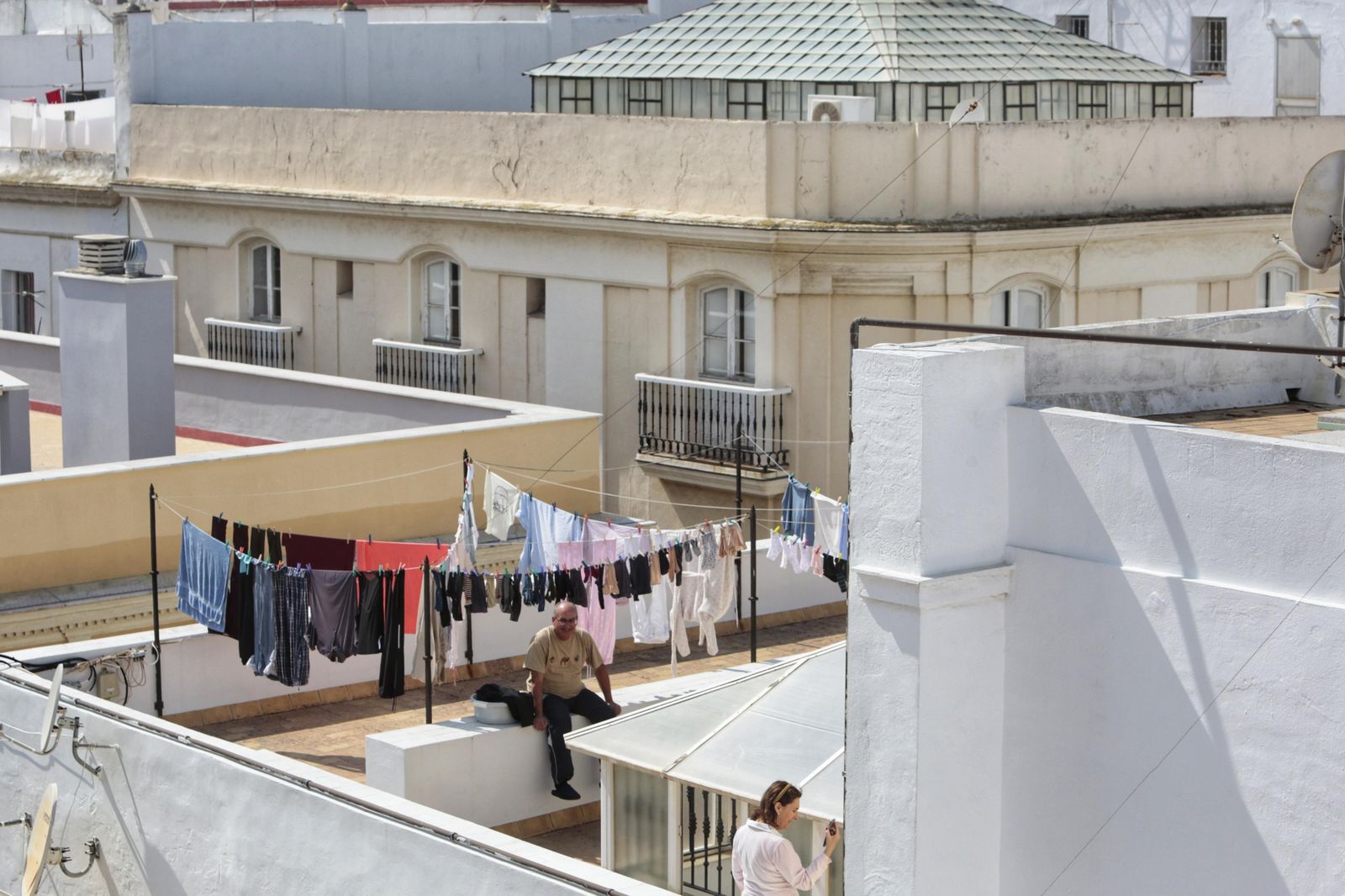 Tomando el sol en una azotea de Cádiz durante el primer confinamiento domiciliario.
