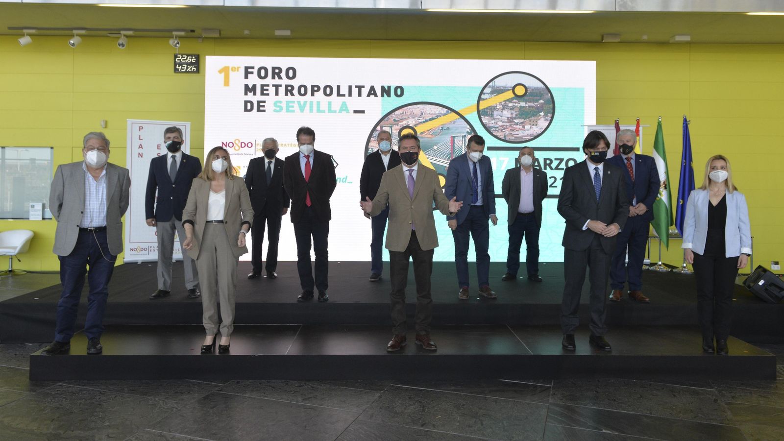 Foto de familia de los participantes en el I Foro Metropolitano de Sevilla en Fibes.