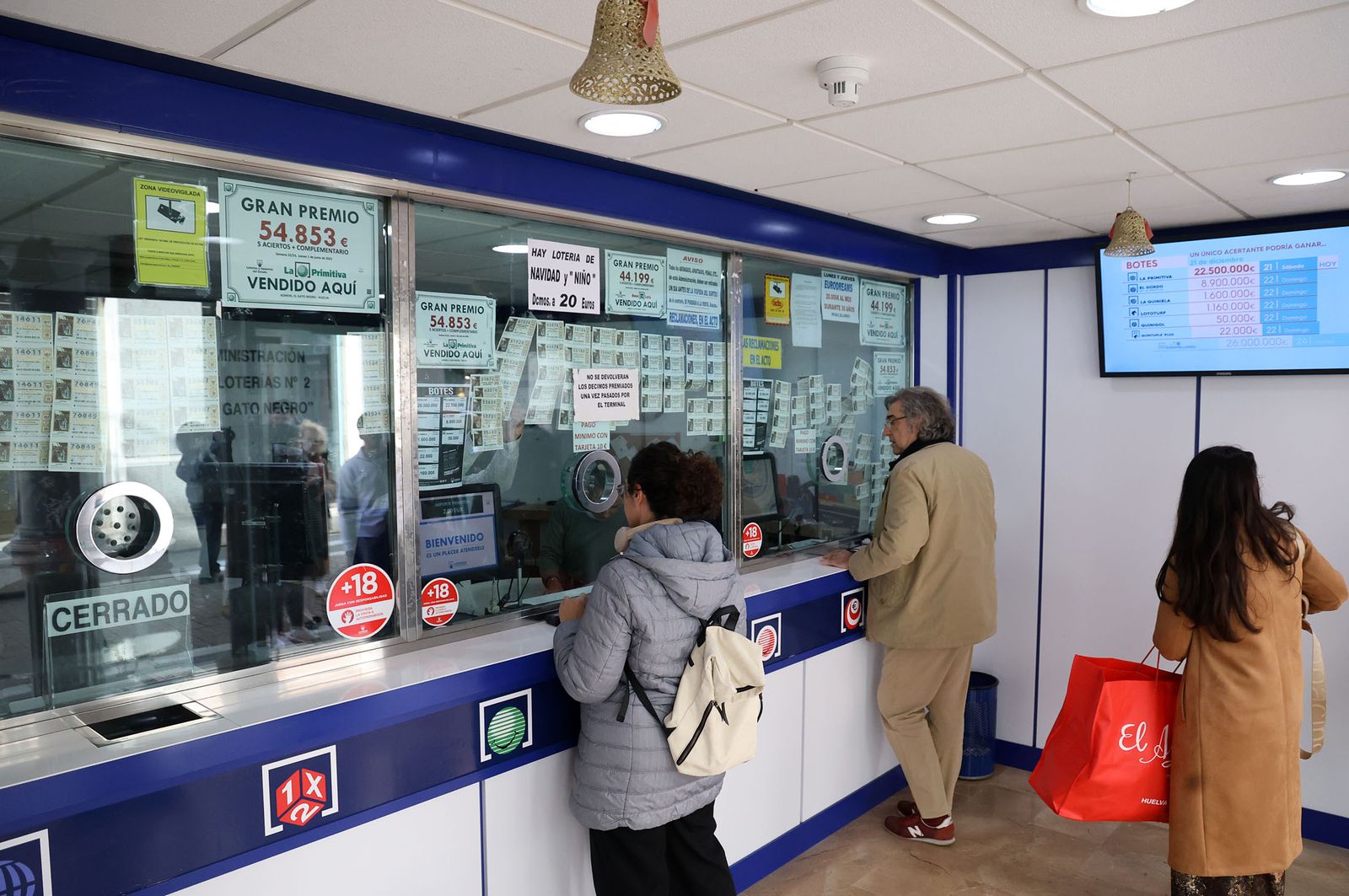 Imágenes del último día de venta de décimos de Navidad en Huelva