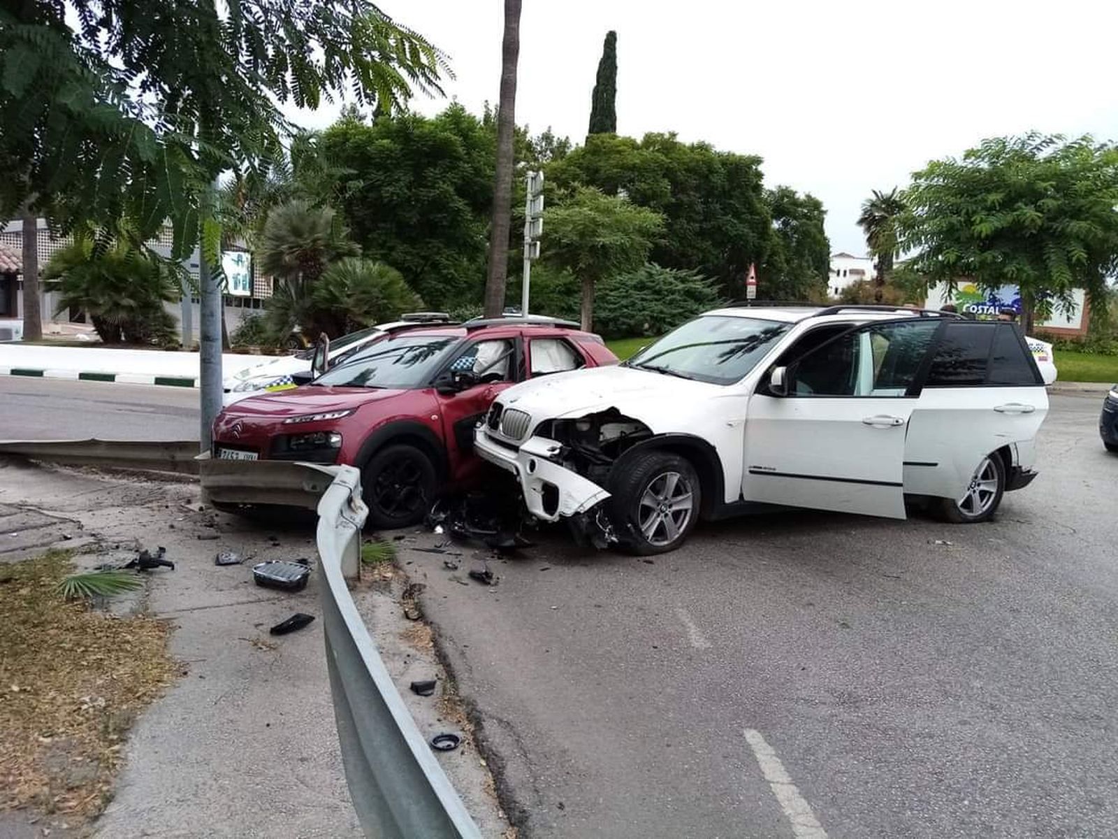 Los dos vehículos que han colisionado en Estepona