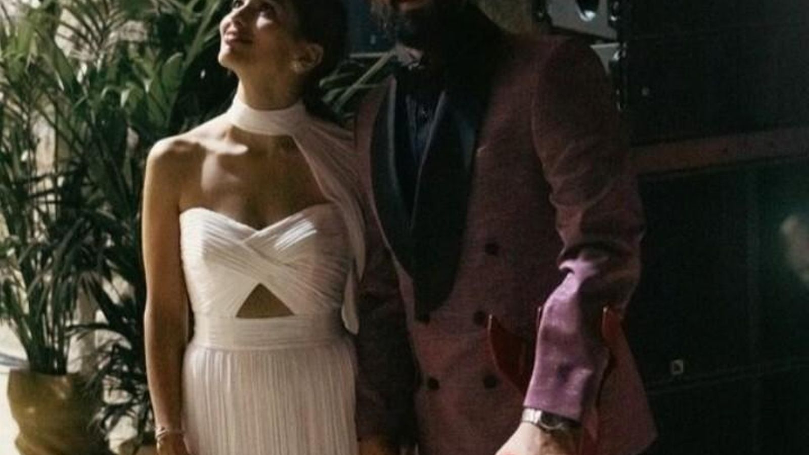 Los novios, Sara Sálamo e Isco, con los vestidos de la fiesta nupcial