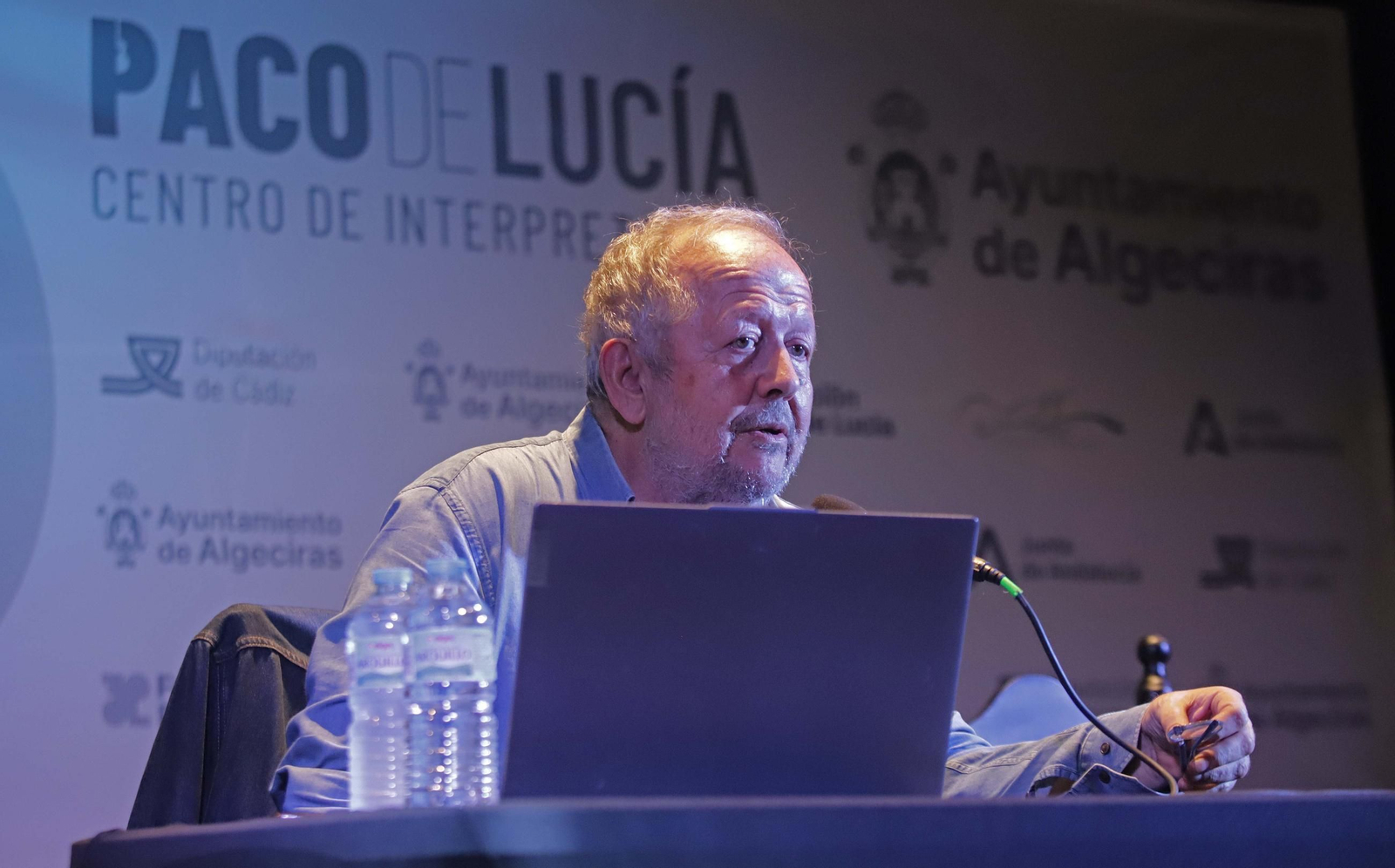 Fotos de la conferencia de Juan José Téllez  sobre los cincuenta años de la publicación del disco El Patio, del grupo Triana