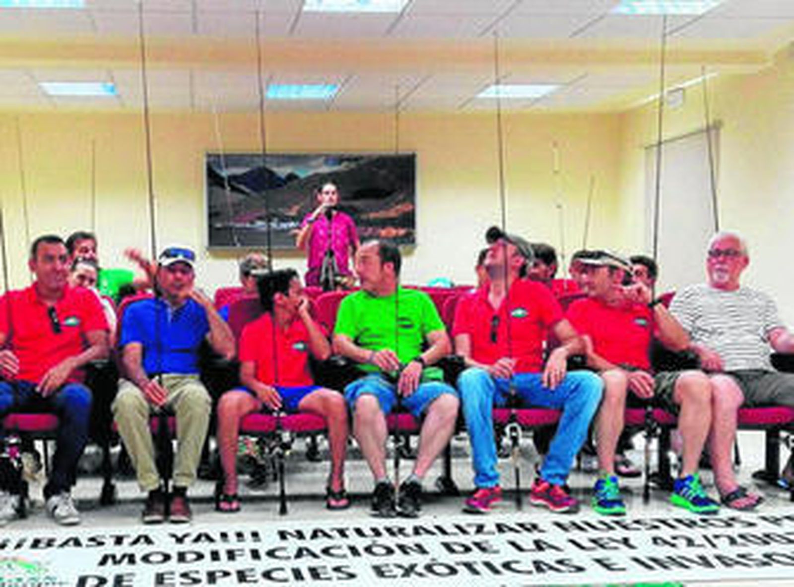 Un grupo de pescadores deportivos asistieron, con sus cañas, al pleno de El Bosque, la tarde del jueves.