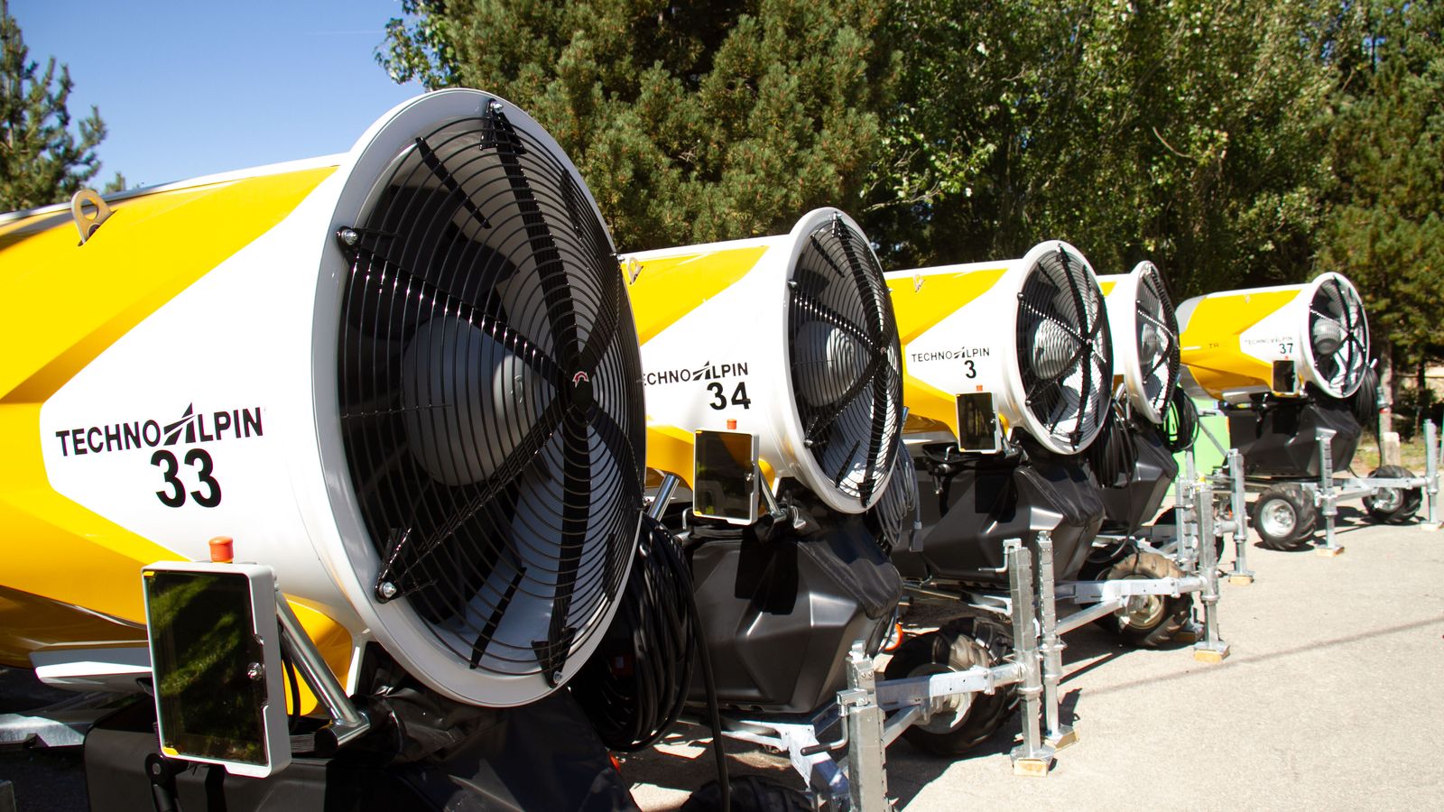 Otra imagen de los cañones de baja presión preparados ya para su instalación en las pistas de la estación de esquí