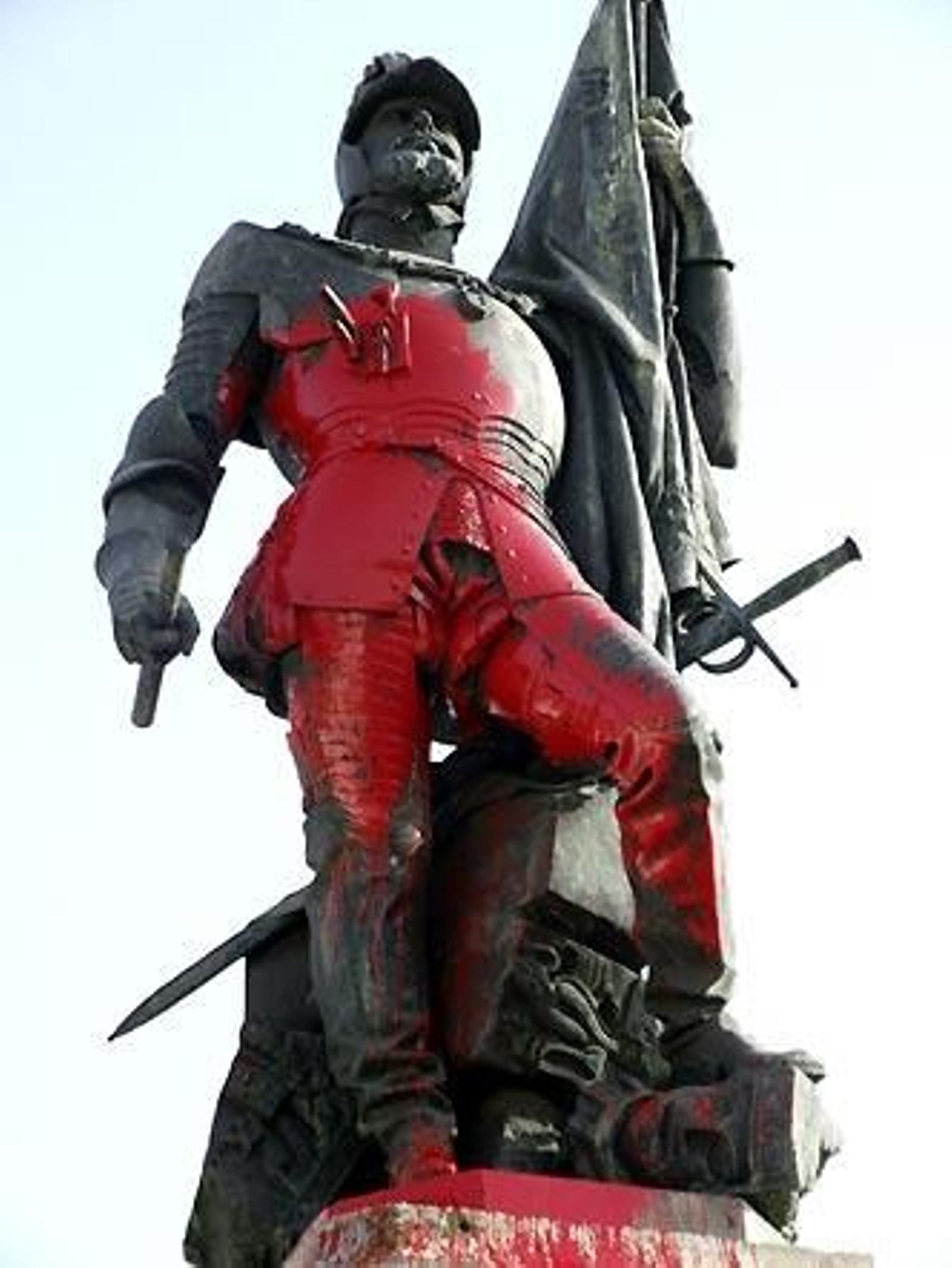 Ataque a la estatua de Hernán Cortés en su pueblo natal