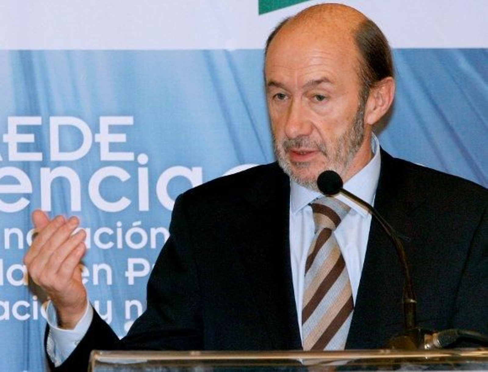 Rubalcaba: "Si Rajoy gobernara los controladores cobrarían más y trabajarían menos"