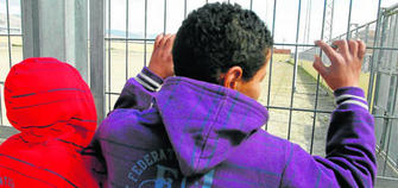 Compañeros del pequeño fallecido miran las instalaciones donde ocurrió el fallecimiento del menor en la localidad de La Mojonera.