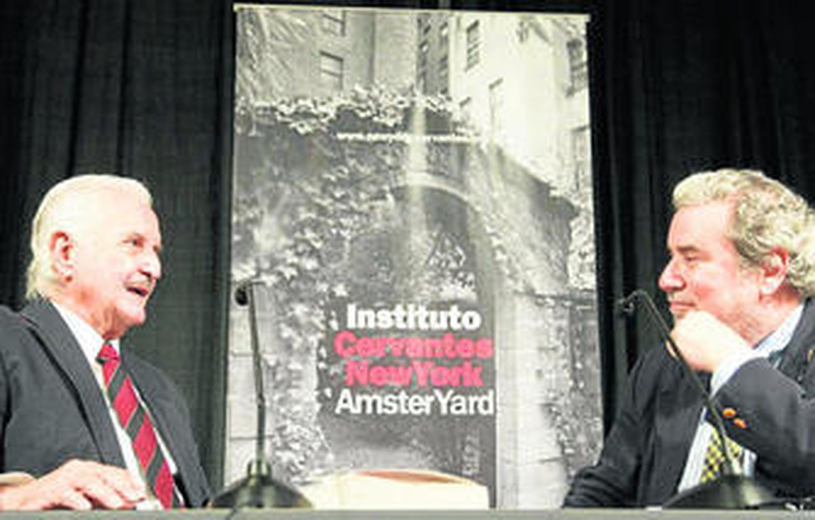 1 y 2. Arriba, Rioyo conversa con el escritor mexicano Carlos Fuentes; abajo, junto a los escritores Antonio Muñoz Molina, antiguo director del Cervantes de Nueva York, y Elvira Lindo. 3. El jardín de la sede, uno de los espacios más atractivos de este inmueble que fue casa de postas y que actualmente es edificio protegido.