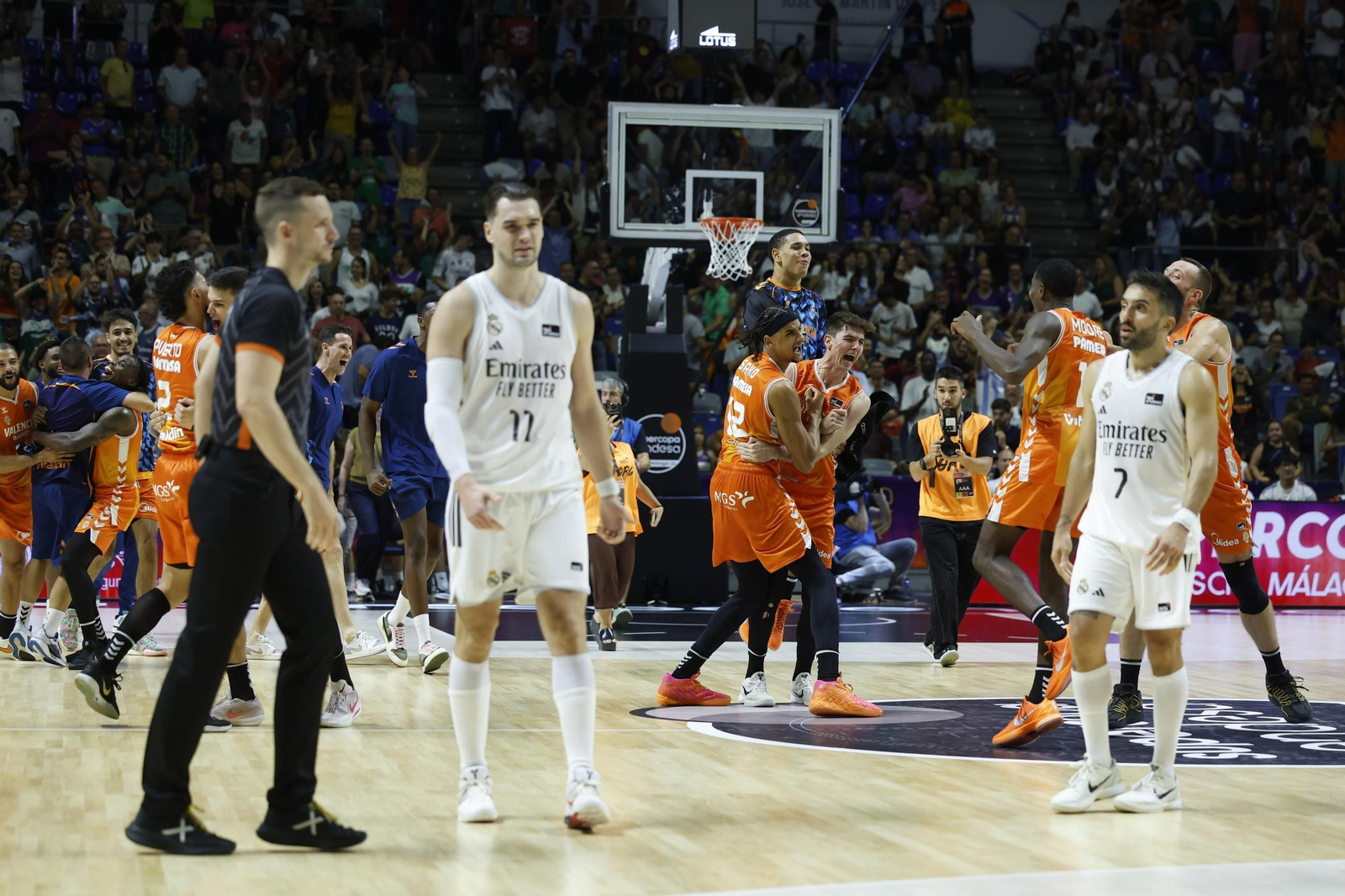 El Valencia celebra.