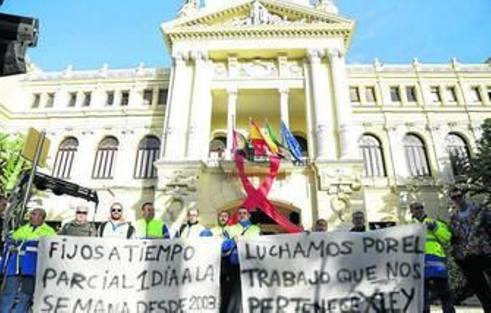Grupo de trabajadores de Limasa concentrados ayer frente al Ayuntamiento de Málaga.