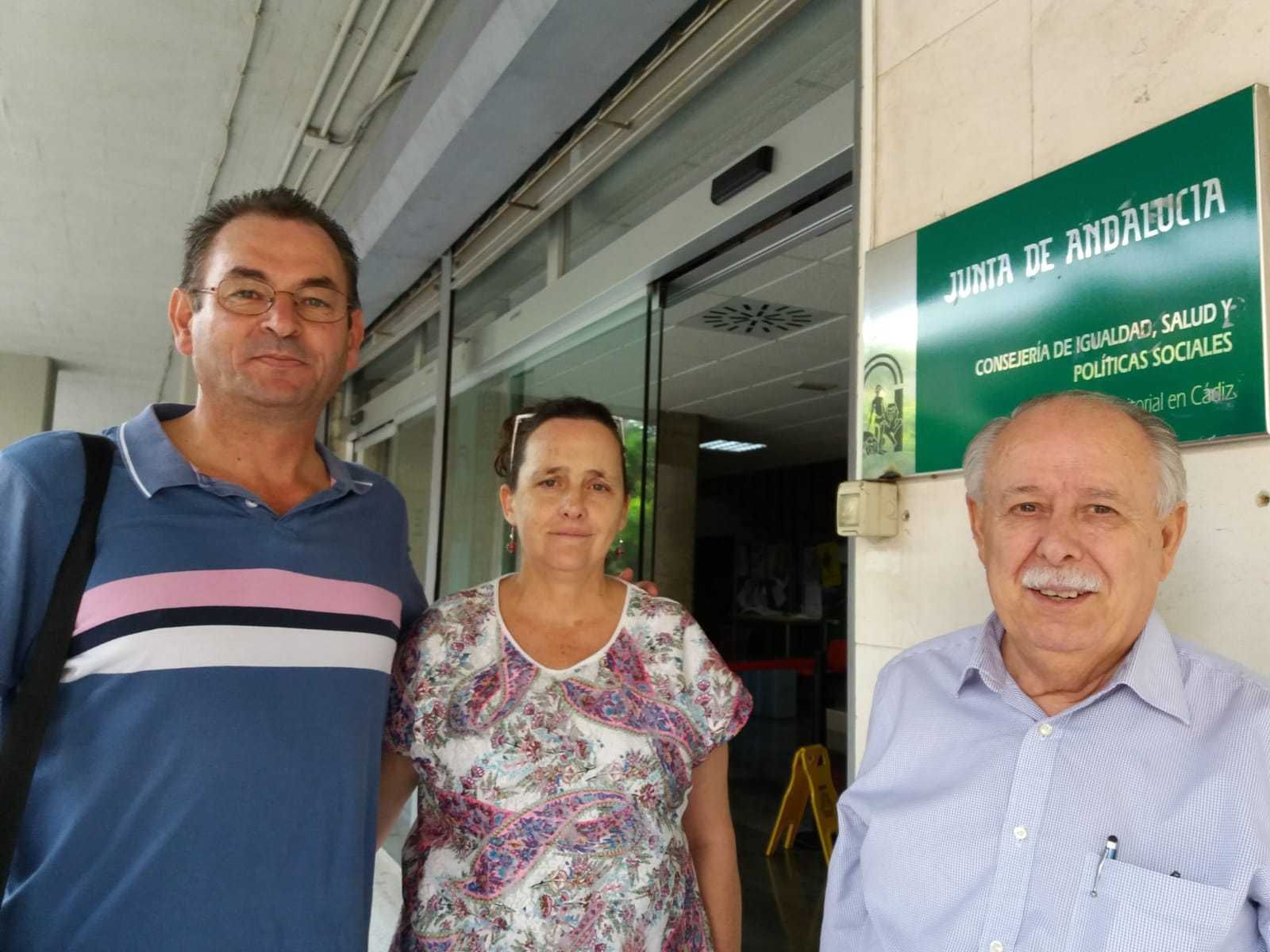 Los padres de Marcos Carribero y Sebastián Peña, ayer en Cádiz.