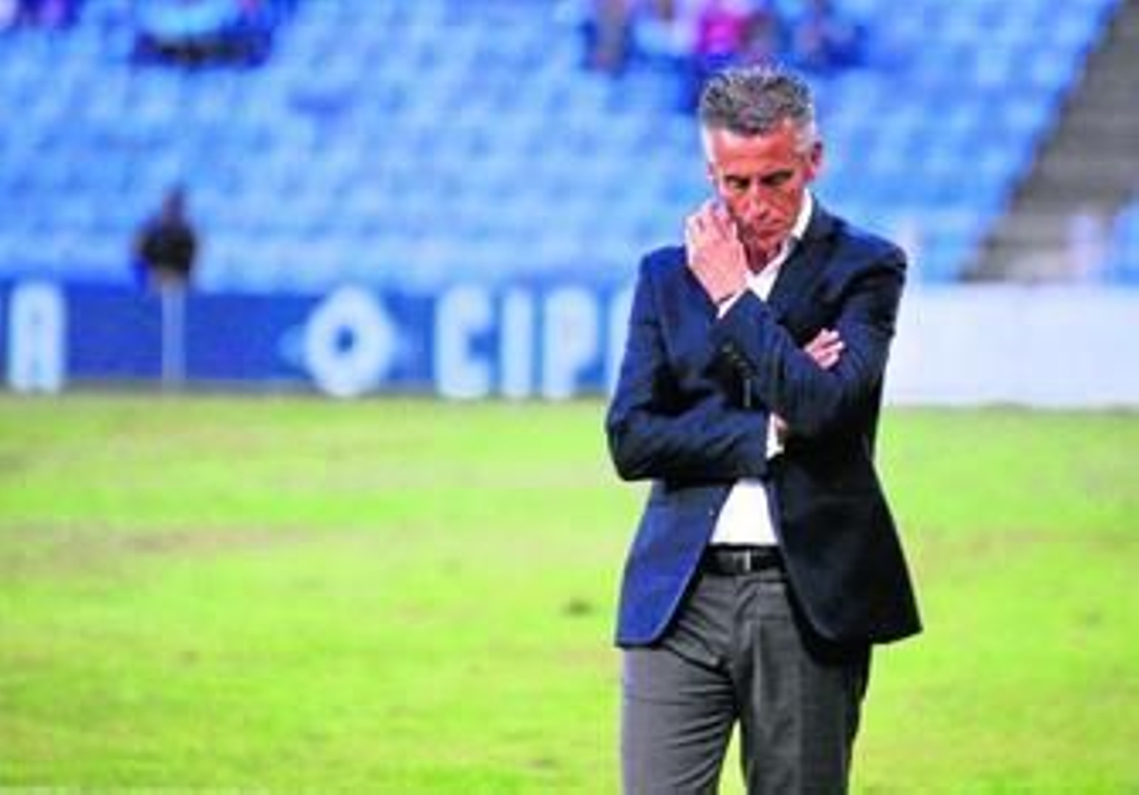 Alejandro Ceballos, con gesto serio, durante el partido que disputó el Recreativo frente al Linares Deportivo en el Nuevo Colombino.