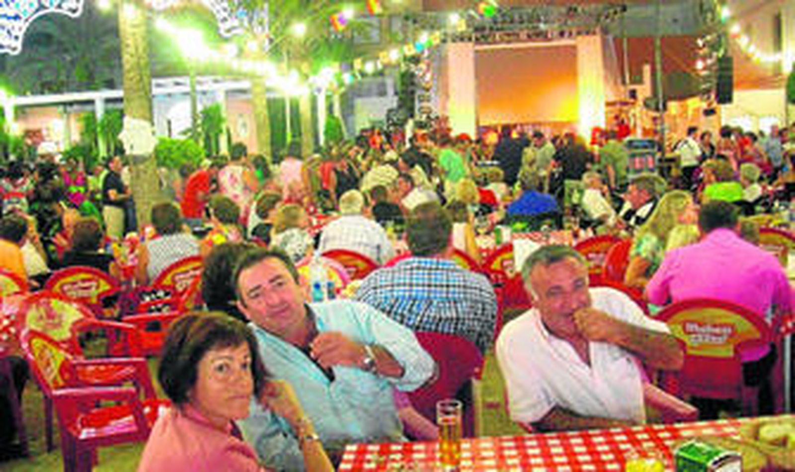 Los antusos llenan cada día los bares, ambigús y casetas instalados en el recinto ferial de  la Era.