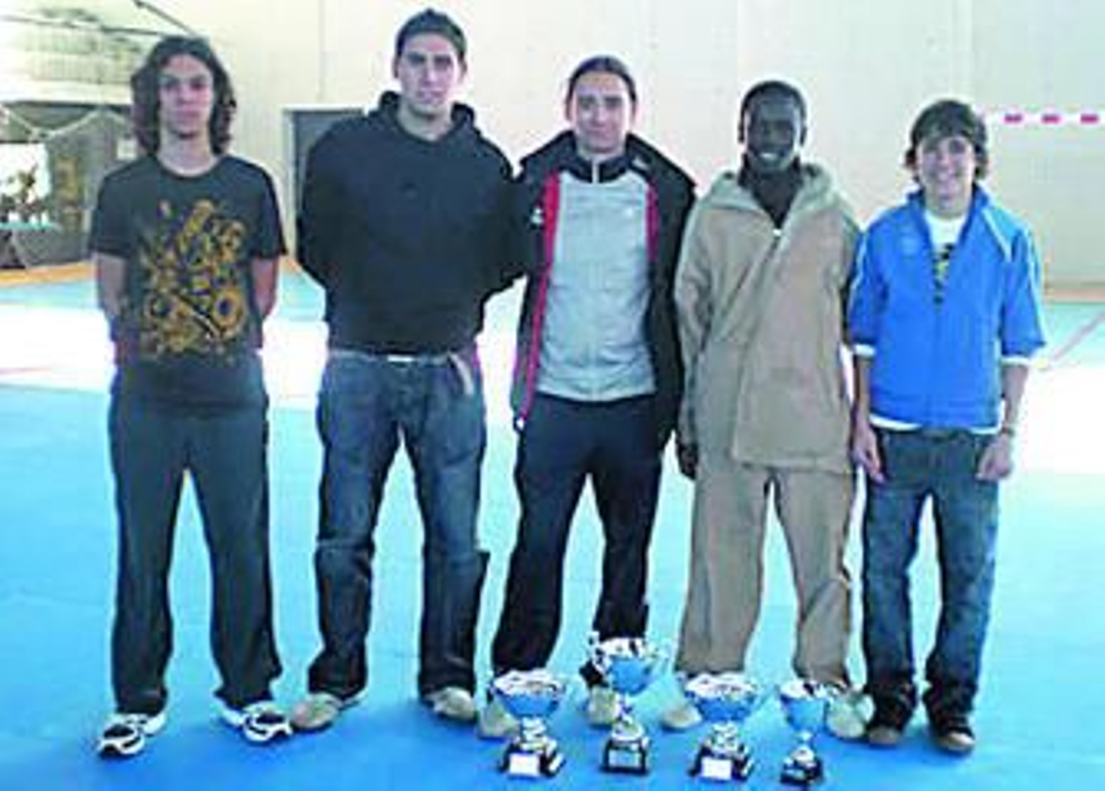 Los cuatro componentes del equipo almeriense, junto a sus respectivos trofeos.