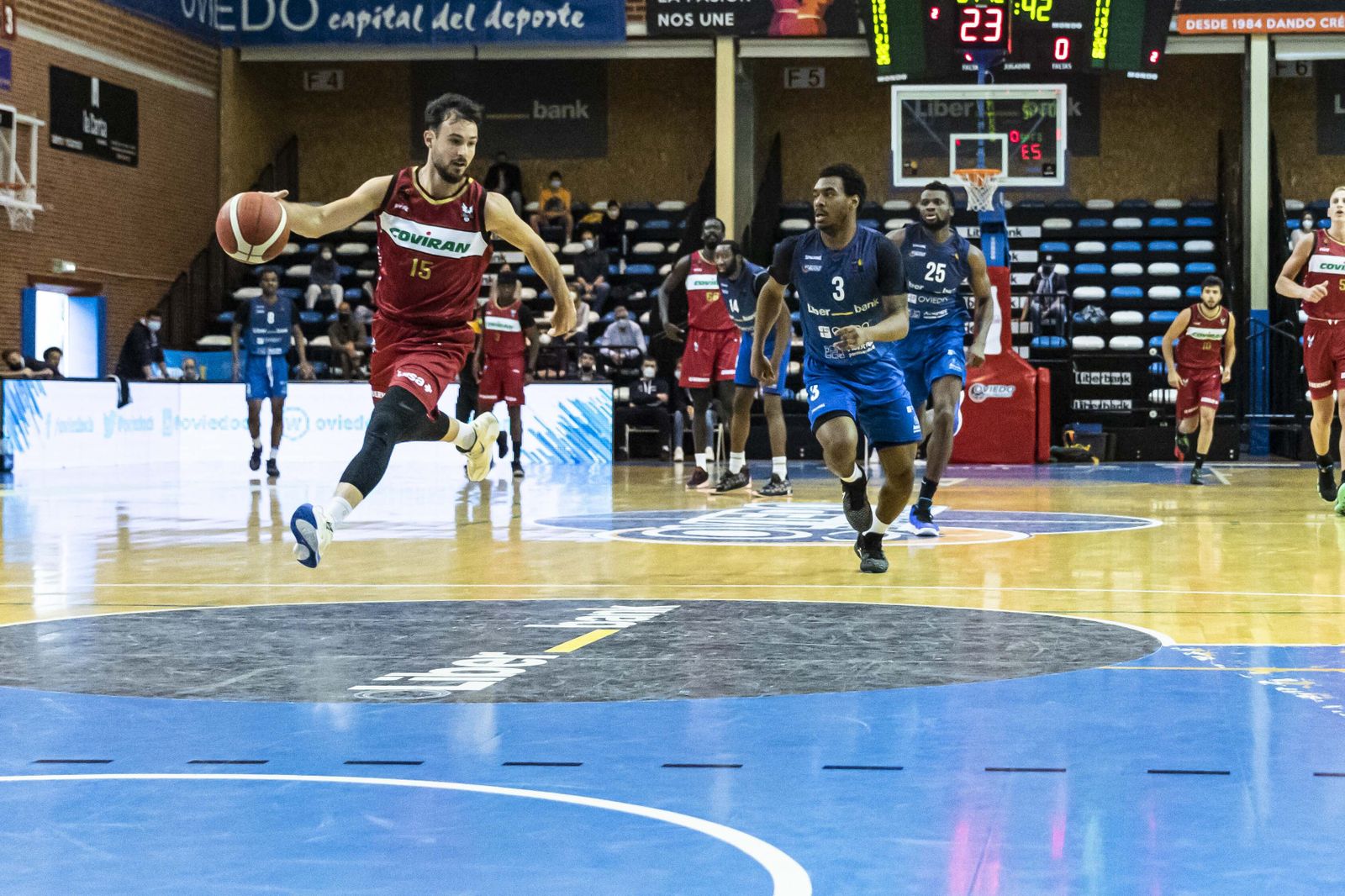 El Covirán Granada ganó en Oviedo y se encaramó al liderato.