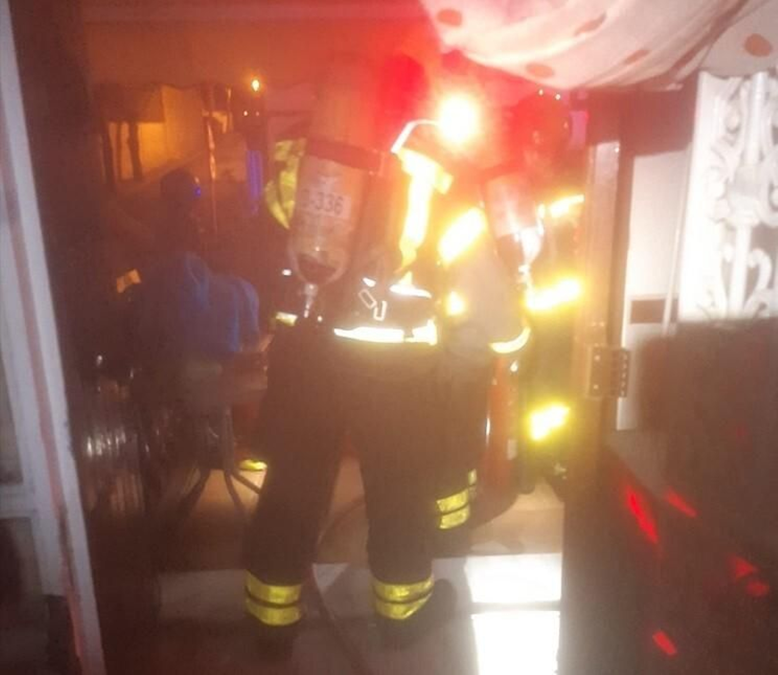 Los bomberos, en la vivienda de la barriada rural de Torremelgarejo