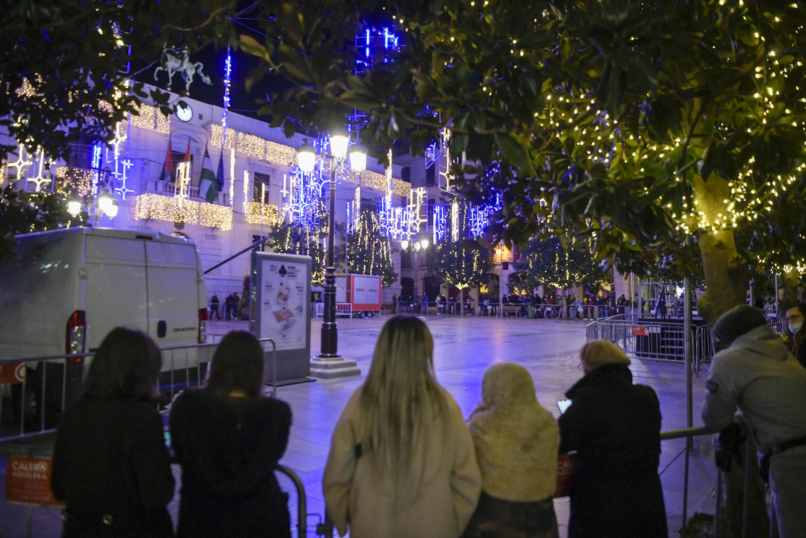 Así fue la Nochevieja 2021 en Granada, en imágenes: uvas en una Plaza del Carmen vallada y ambiente de fiesta en la calle