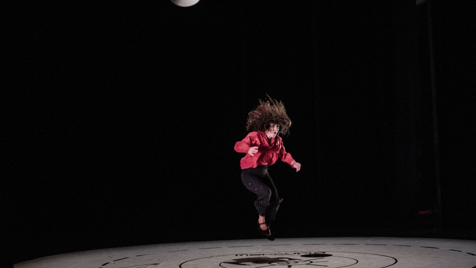 La bailaora al final del espectáculo, sola con los ecos de Carmen Amaya.