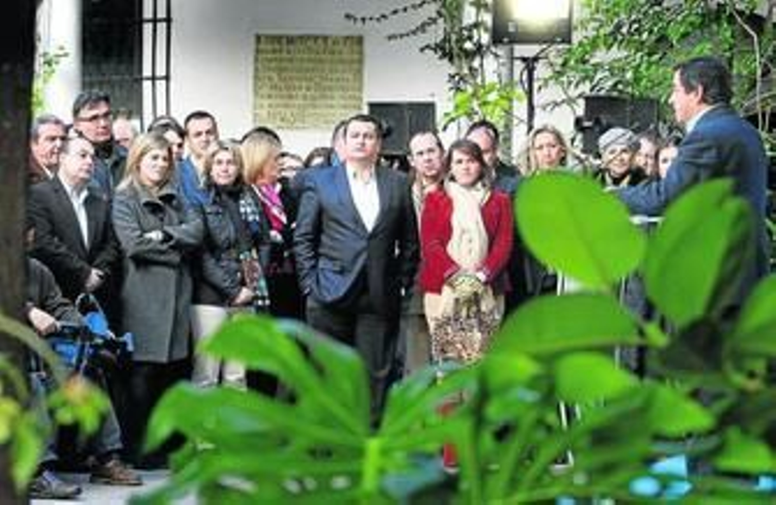 Antonio Sanz (en el centro) y otros dirigentes del PP escuchan a José Loaiza, ayer en Cádiz, durante la presentación de la candidatura.