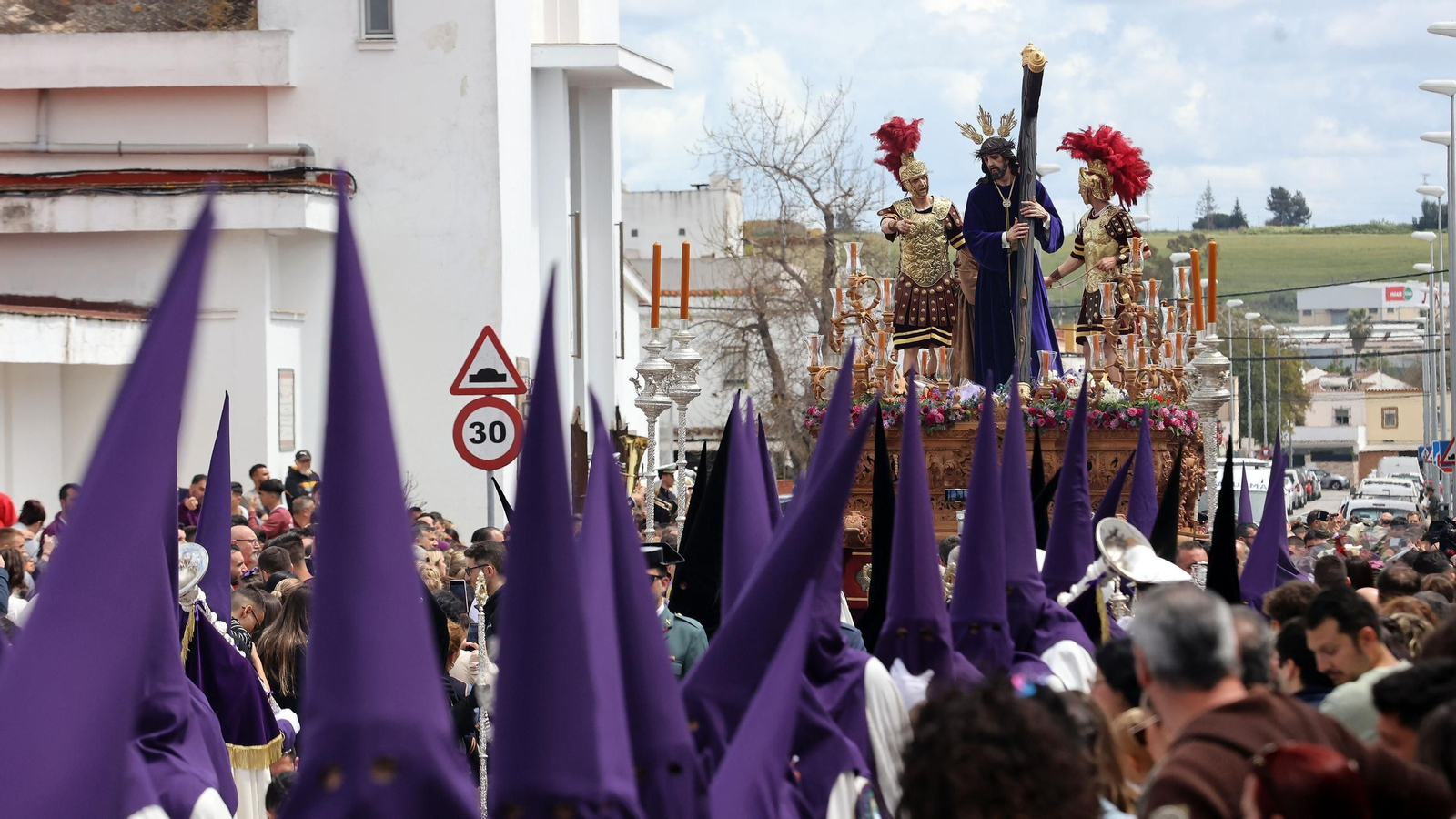 Imágenes de la Hermandad de Salud de San Rafael en el Martes Santo de Jerez 2025